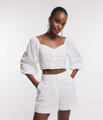 Blusa Cropped em Laise com Textura de Flor e Lastex nas Costas