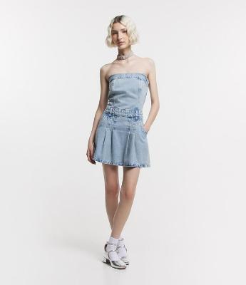 Vestido Curto em Jeans com Pregas com Decote Tomara que Caia