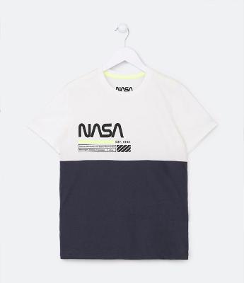 Camiseta Infantil com Recorte Bloco de Cor e Estampa Nasa - Tam 7 a 14 Anos