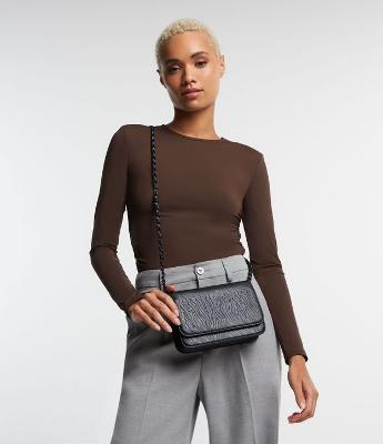 Bolsa Transversal Pequena Texturizada com Alça em Corrente