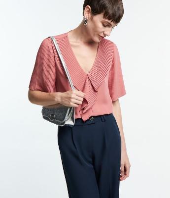 Blusa em Chiffon com Babado Jabô Plissado no Decote
