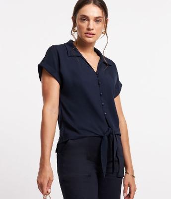 Blusa em Viscose com Abotoamento e Amarração na Barra