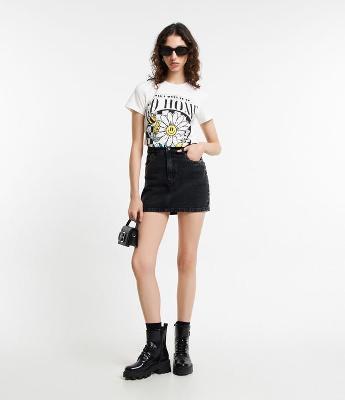 Saia Curta em Jeans com Bolsos e Tachas