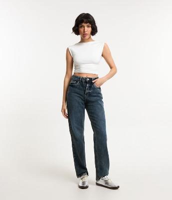 Calça Reta em Jeans com Bolsos e Vista de Botões