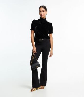 Calça Flare em Ponto Roma com Detalhe em Metal no Cós