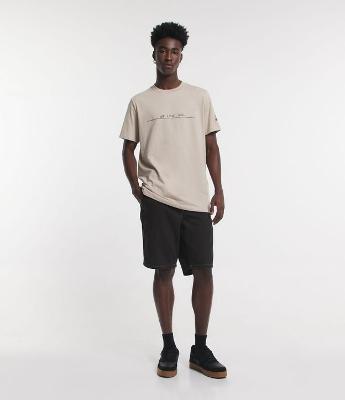 Bermuda Slim em Sarja com Pespontos Contrastantes e Laterais Triplas