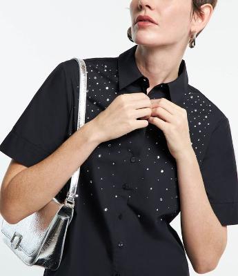 Camisa em Tricoline com Aplicação de Strass
