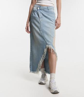 Saia Longa Jeans Destroyer com Puídos e Fenda com Barra Desfeita