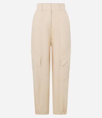 Calça Cenoura em Sarja com Bolso Cargo Diagonal