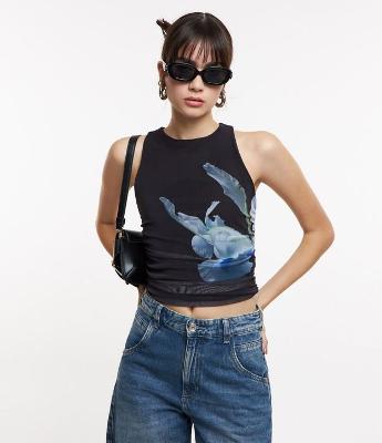 Blusa sem Manga em Tule com Estampa de Flor na Lateral