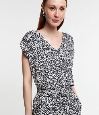 Blusa em Crepe com Decote V e Detalhe de Botões no Ombro