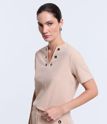Blusa em Crepe com Decote V e Detalhe de Ilhoses