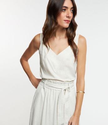 Blusa em Viscolinho com Detalhe na Alça e Decote