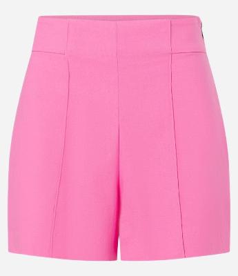 Short Curto em Bengaline com Cintura Alta e Frisos Frontais