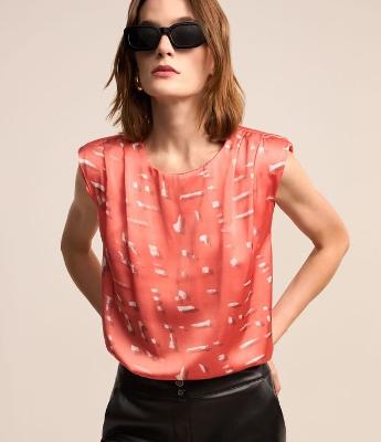 Blusa em Tecido Acetinado com Pregas no Ombro e Estampa Abstrata