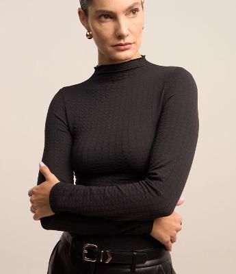 Blusa em Tecido Texturizado com Golinha Alta