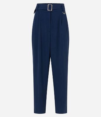 Calça Cenoura em Airflow com Cinto Fivela e Pregas