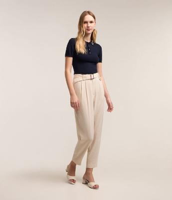 Calça Cenoura em Airflow com Cinto Fivela e Pregas