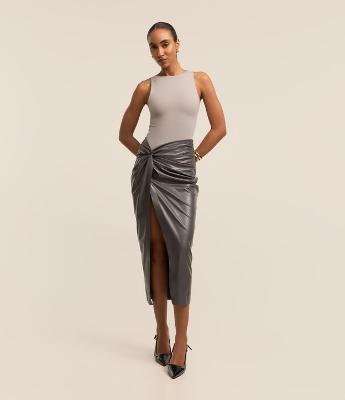 Saia Midi em PU com Detalhe Nó Lateral e Zíper nas Costas
