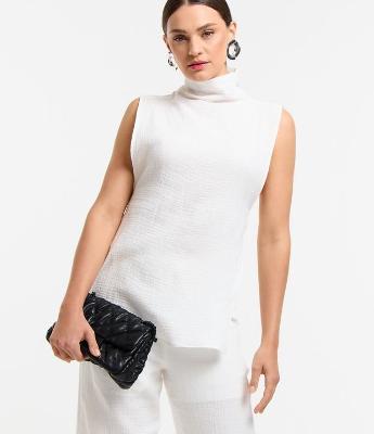 Blusa Texturizada em Algodão com Gola Alta e Cava Ampla
