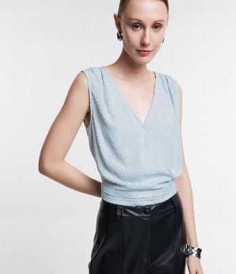 Blusa em Chiffon com Decote Transpassado e Texturas