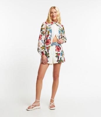 Short Curto em Cambraia com Estampa Floral e Cinto com Fivela de Miçanga