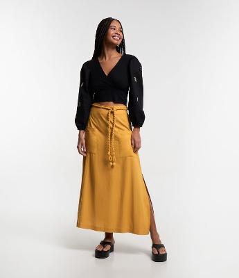 Blusa Cropped em Viscose com Bordado de Tucanos