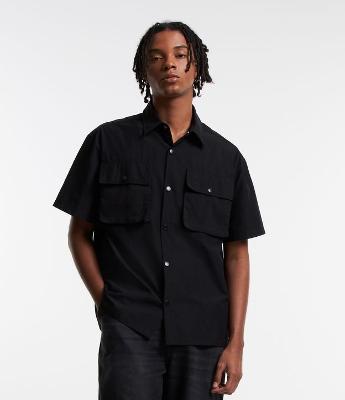 Camisa em Poliamida com Bolsos Frontais