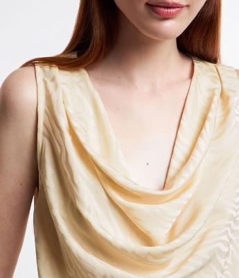 Blusa em Jacquard com Decote Degagê e Estampa Abstrata