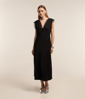 Vestido em Crepe Slip Dress com Renda no Decote e Cava
