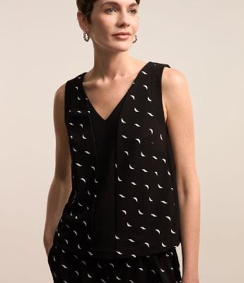 Blusa em Crepe com Decote V e Estampa de Luas