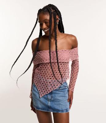 Blusa Ombro a Ombro em Tela Efeito Crochê com Barra Assimétrica