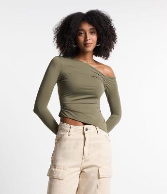 Blusa em Microfibra com Decote e Barra Assimétricos
