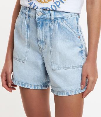 Short Mom em Jeans com Bolso Carpinteiro e Barra Dobrada