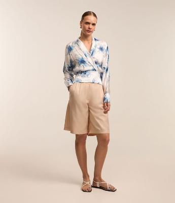 Camisa em Tecido Acetinado com Transpasse e Estampa Floral
