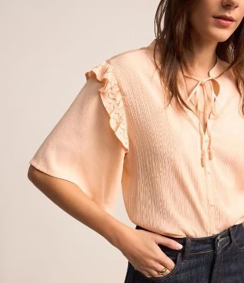 Blusa em Chiffon com Amarração na Gola e Babados no Ombro