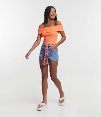 Short em Jeans com Cinto Lenço com Coqueiros Estampados