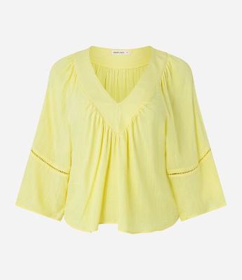 Blusa em Viscose com Detalhe de Entremeios e Franzidos