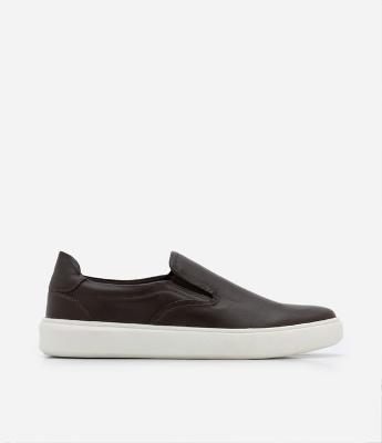 Tênis Slip on em Couro com Sola Bold