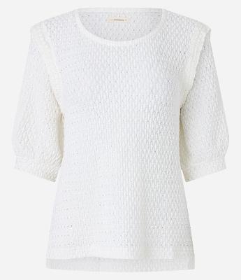 Blusa em Algodão Texturizado com Cava Destacada e Vazados