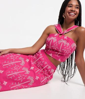 Blusa Cropped de Alça em Laise com Bordado e Lastex nas Costas