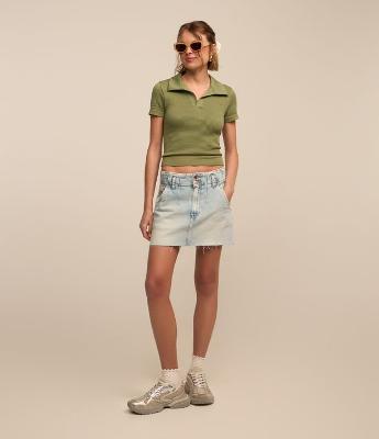 Saia Curta em Jeans com Dois Botões e Bolsos
