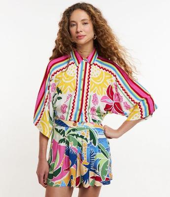 Camisa Curta em Viscose com Manga 3/4 e Estampa Tropical