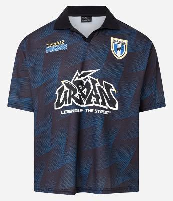 Camiseta Boxy Esportiva com Gola Polo e Estampa Trouble Makers