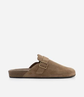Chinelo Mule em Camurça com Tira Larga e Fivela