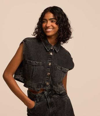 Camisa em Jeans Destroyed Gola com Lapela e Bolsos Sobrepostos