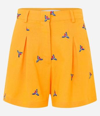 Short Curto em Viscolinho com Pregas e Bordado de Araras