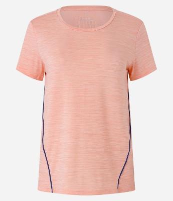 Camiseta Esportiva com Detalhes em Linhas Contrastantes