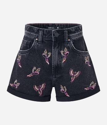 Short Mom Jeans com Bordadinhos de Tucanos