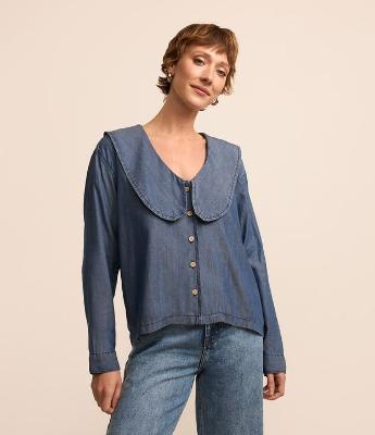 Camisa Jeans com Gola Ampla e Abotoamento Frontal